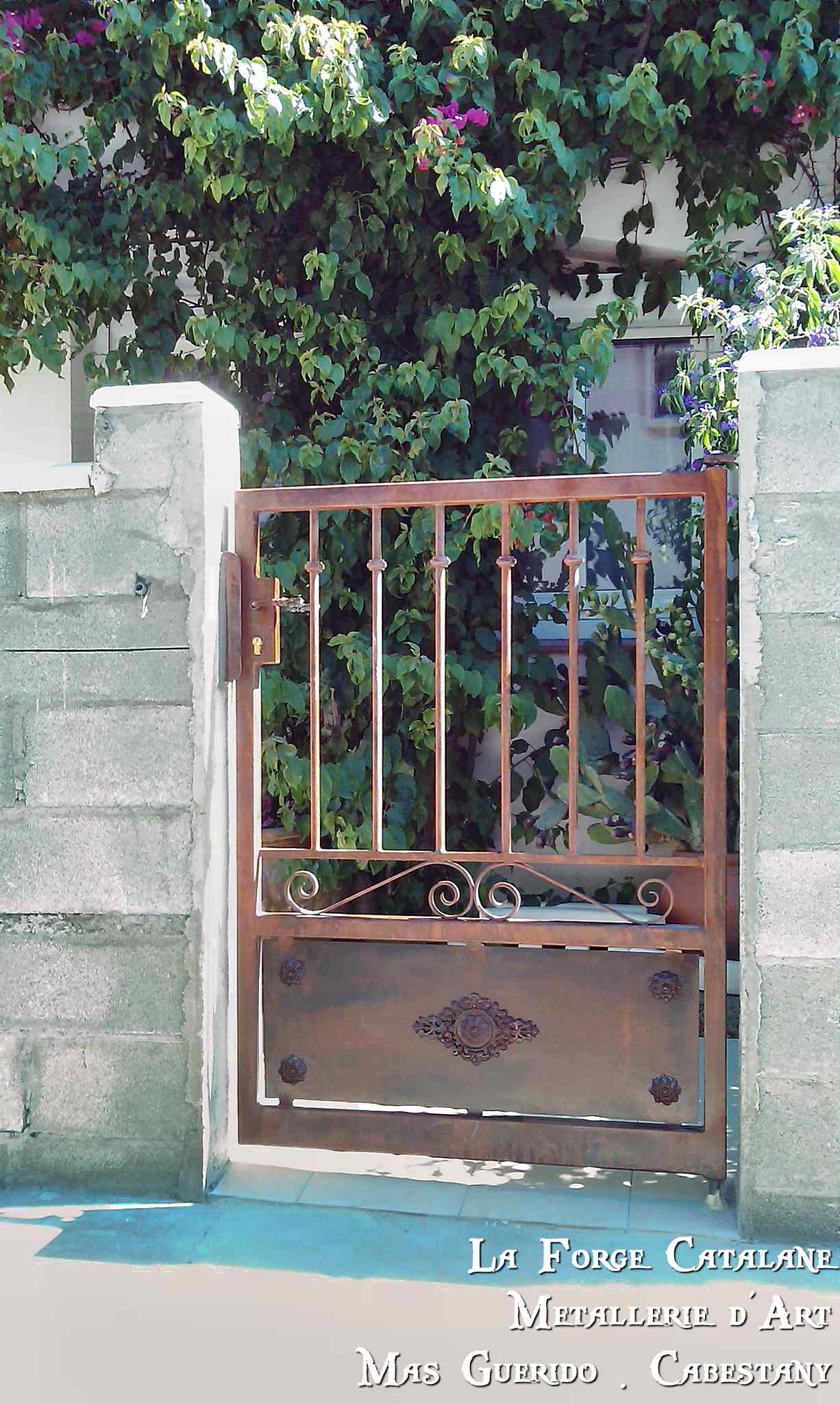 portillon soubassement tole palmettes et rosaces fonte volutes forge catalane.jpg